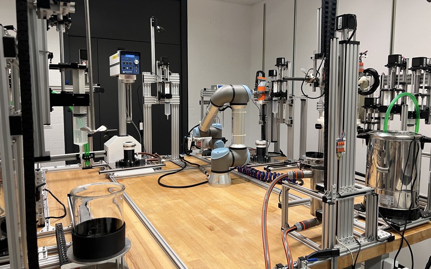 Robotic food lab with UR5 robot arm